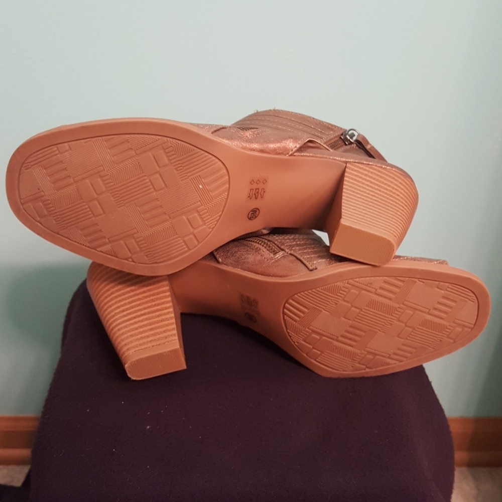 Shoes - Picture 4 of 5